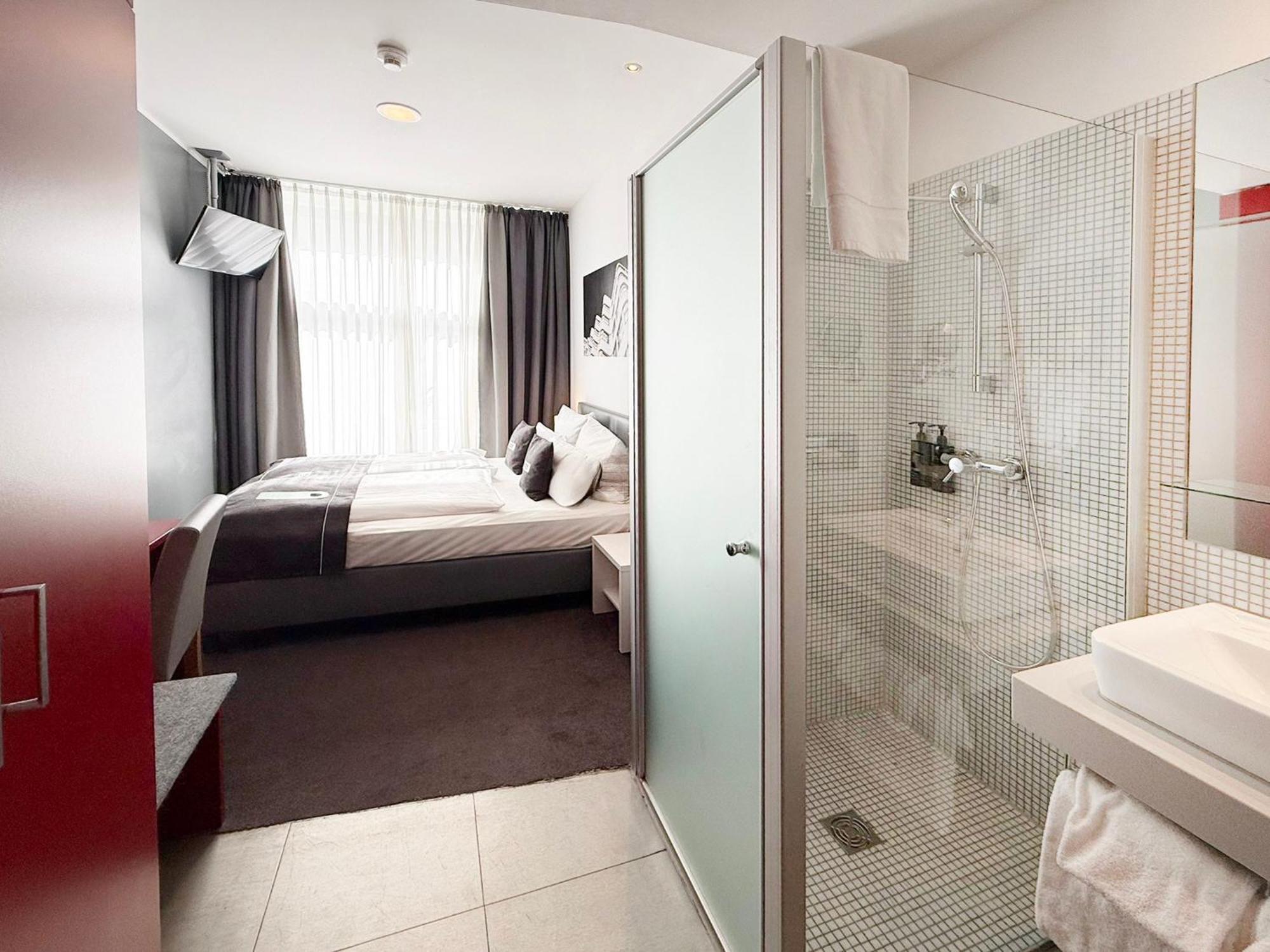 Standard Queen Room
